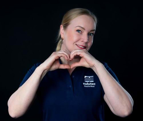 Valutecin Julia Frondelius muodostaa käsillään sydämen.