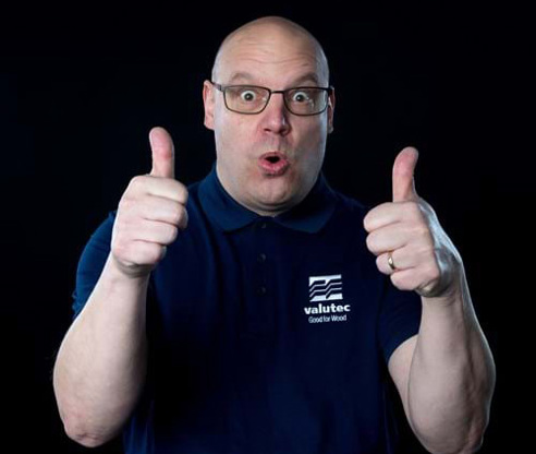Valutecin Petri Asikainen näyttää yllättyneeltä ja nostaa molemmat peukut ylös.