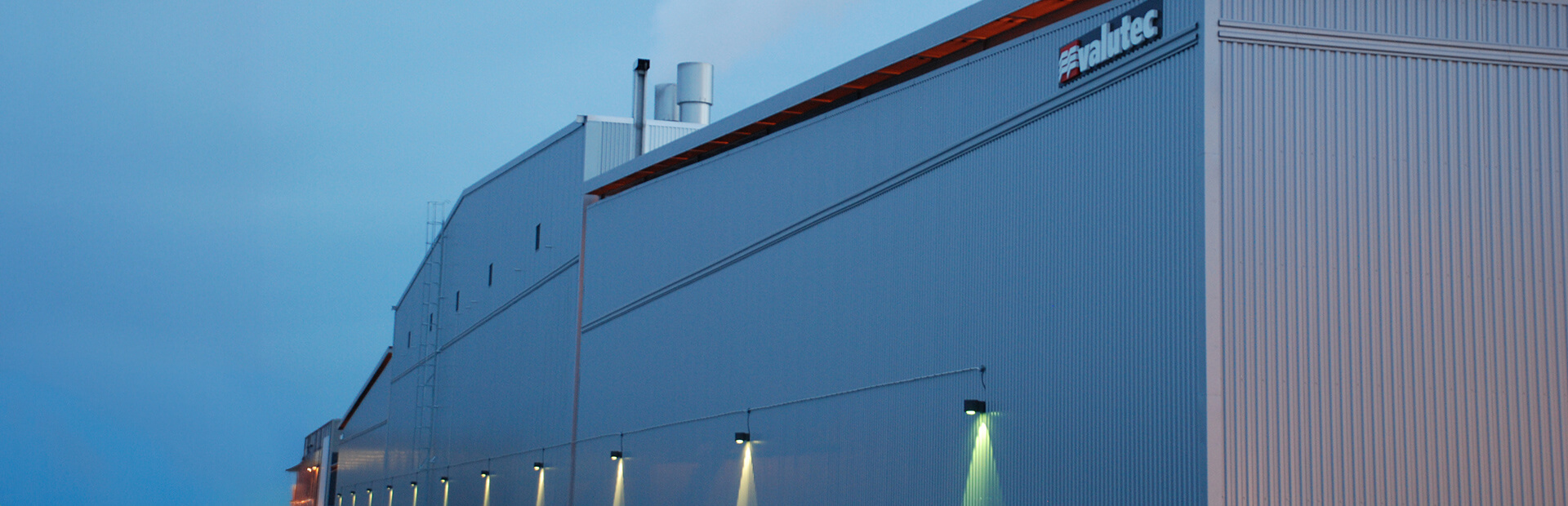 Exteriör av Valutec kanaltork TC i skymning.