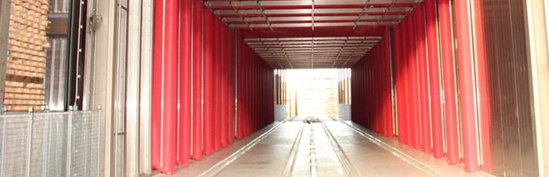 Invändig vy av en kanaltork FB från Valutec, med röda flaps längs sidorna som reglerar luftcirkulationen.