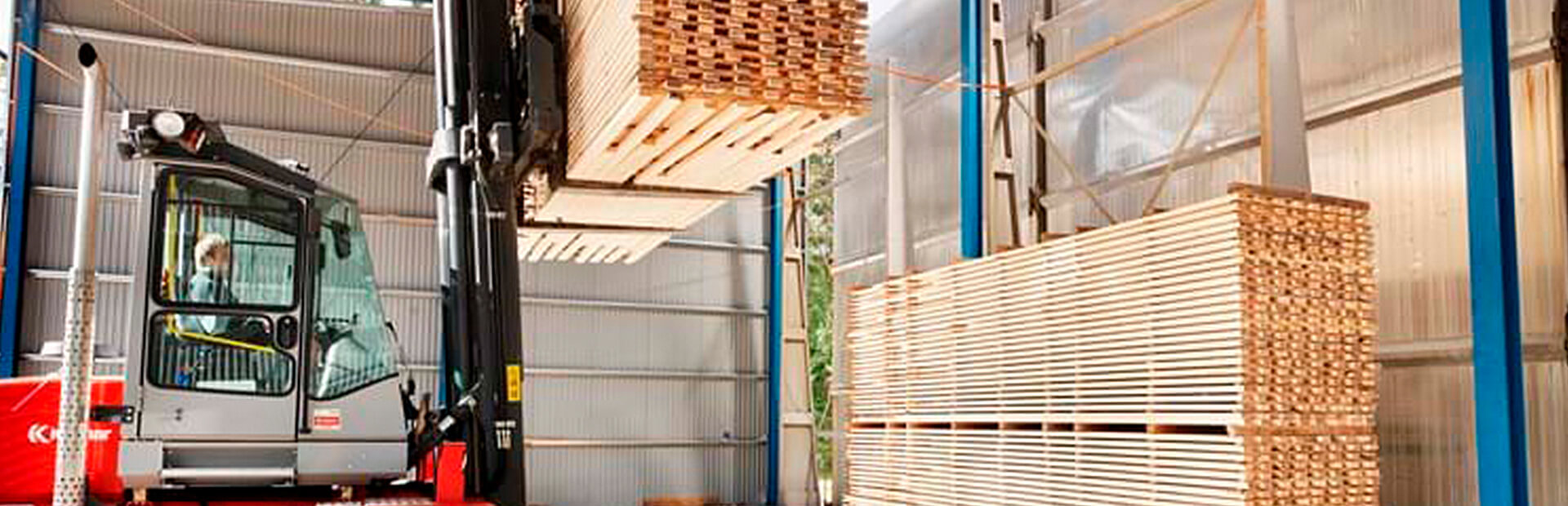 E-vagnsmatad kammartork där virke lastas med truck.