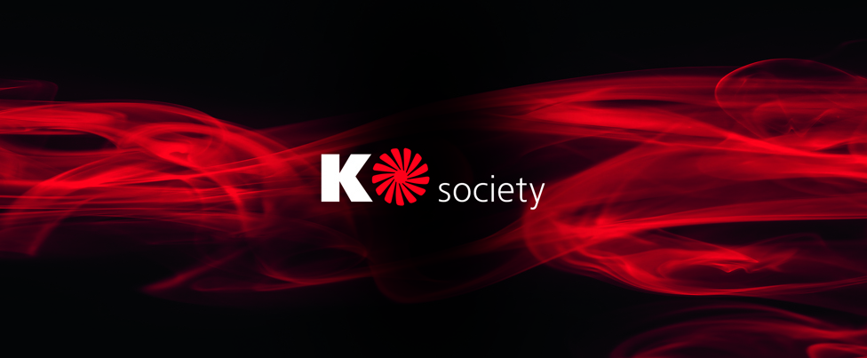 Musta tausta punaisilla yksityiskohdilla ja tekstillä Ko Society.