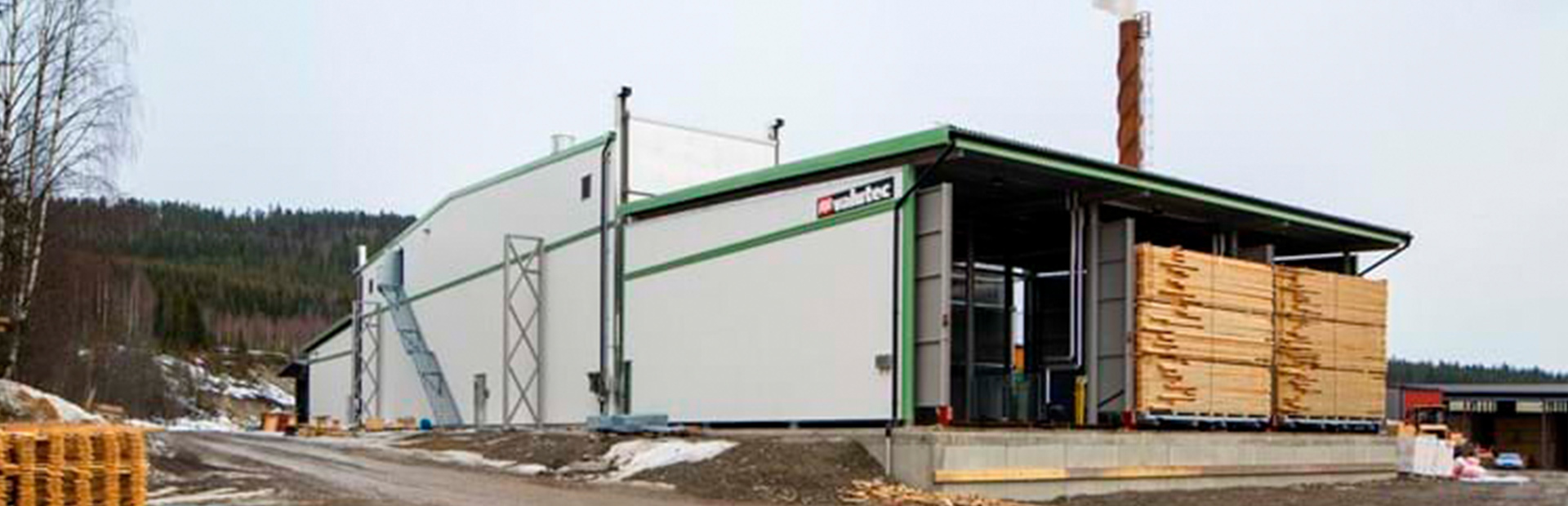 Valutec FB-kanaltork med virkespaket på vagnar utanför torken.