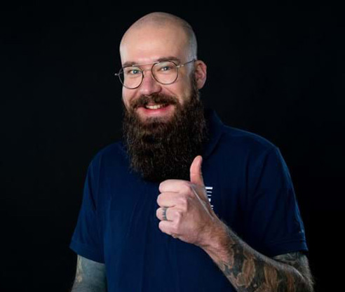 Valutecin Juha Pöylijoki näyttää peukkua.