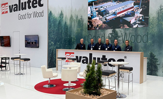 Lounge mit einer Theke und fünf Valutec-Mitarbeitenden dahinter.