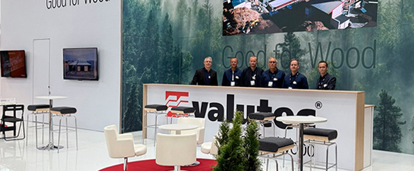 Aulatila, jossa tiski ja viisi Valutecin työntekijää sen takana.