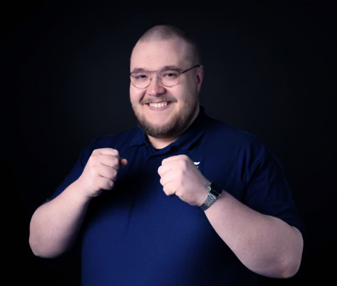 Valutecin Lassi Vainola hymyilee ja pitää nyrkkejään edessään.