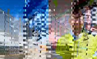 Geteiltes Bild mit einem Holztrockner und einem Mann von Holmen.