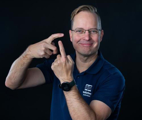 Valutecin Mikko Pitkänen muodostaa T-kirjaimen etusormillaan.