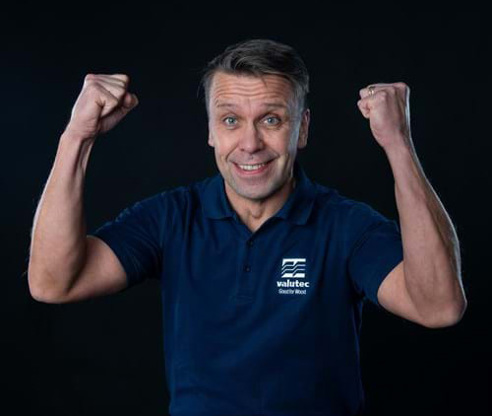 Valutecin Mikael Parkkinen jännittää käsivarsiaan ja puristaa nyrkkinsä.