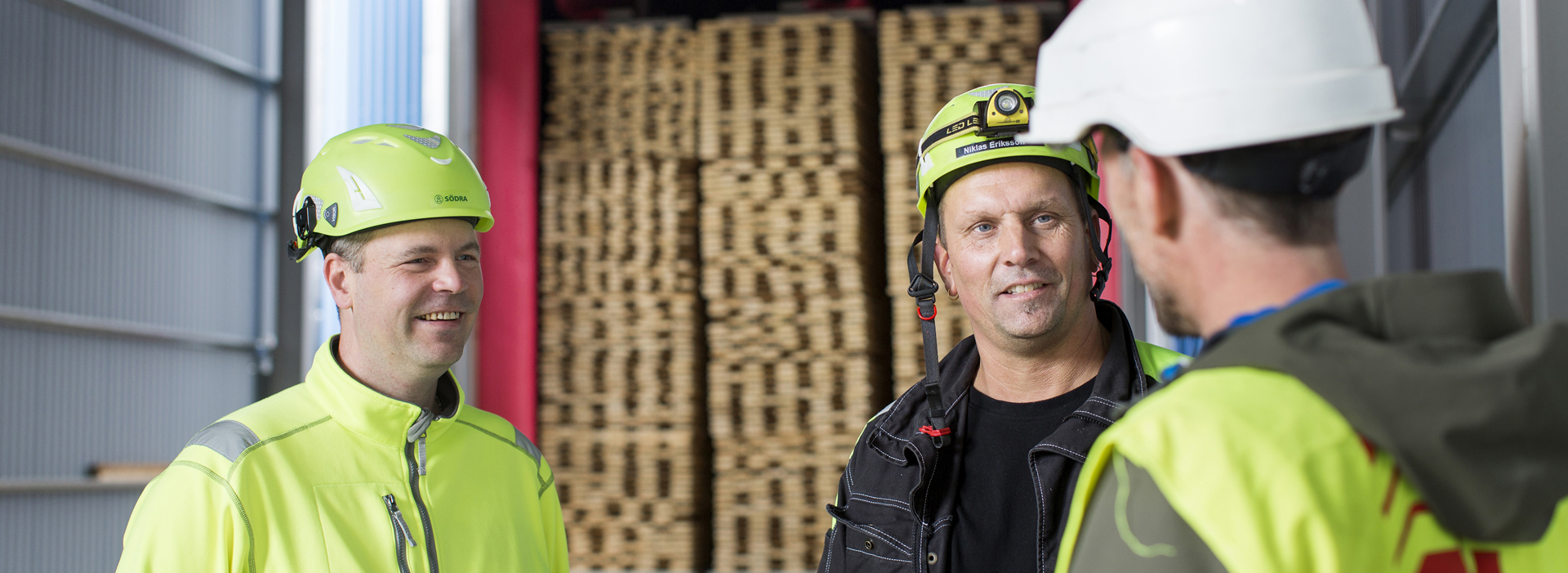 Tre Valutec-arbetare står och pratar.