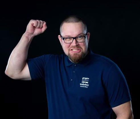 Valutecin Lasse Stylman nostaa nyrkkinsä pään korkeudelle ja puree hampaitaan yhteen.