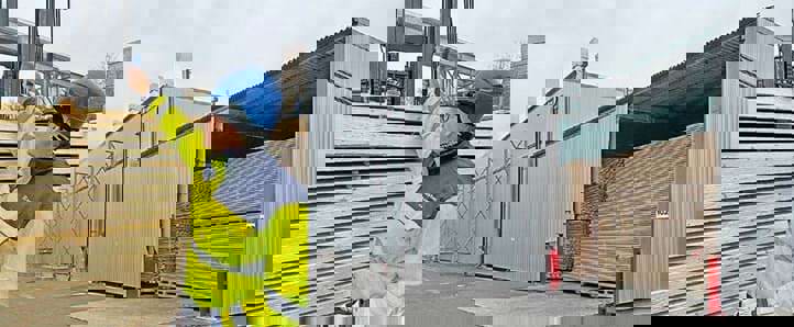 Geteiltes Bild mit einem arbeitenden Mann links und der Außenseite eines Holztrockners rechts.