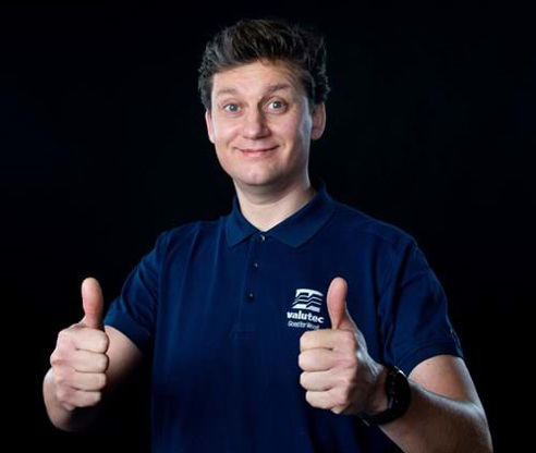 Valutecin Vladislav Repponen näyttää peukkua molemmilla käsillä.